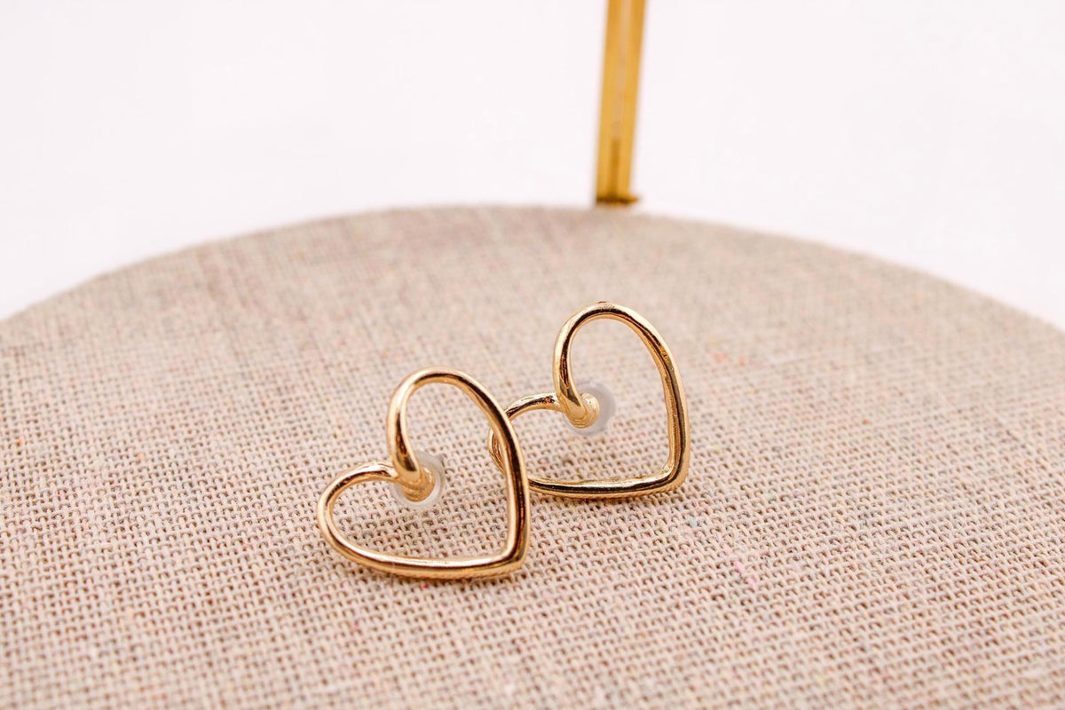 Heart Earrings /Dainty Heart Outline Studs/ Minimalist Gold Heart Earrings/ Cute Everyday Jewelry /Gift for Her /Heart Stud Earrings