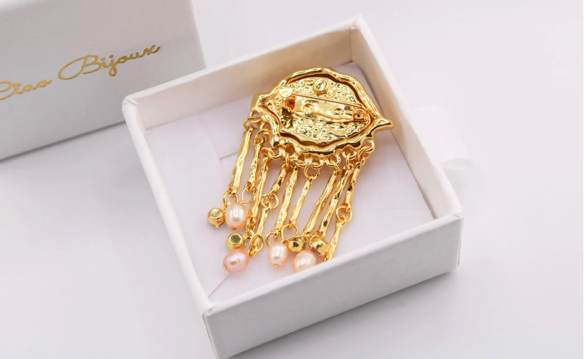 Artistic Eye Brooch with Pearl Tassels